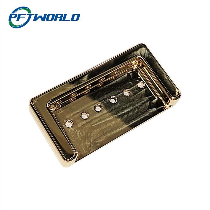 Peças de guitarra de latão refletem peças polidas